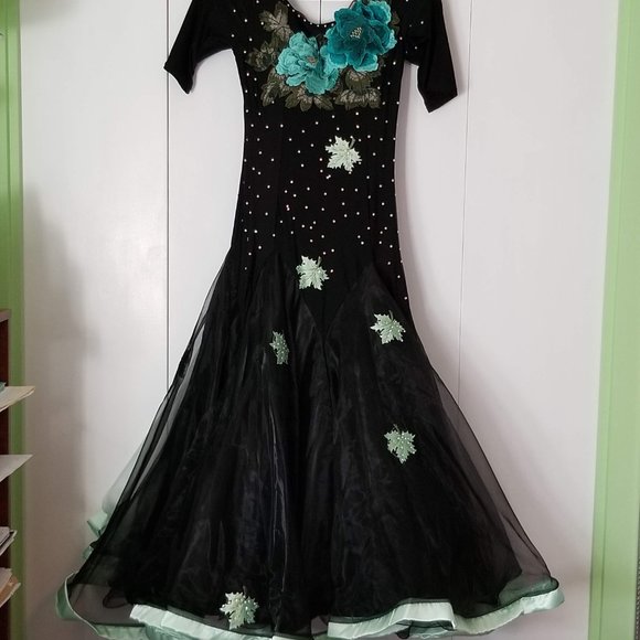 NWOT Ballroom gown, size M - Picture 11 of 11